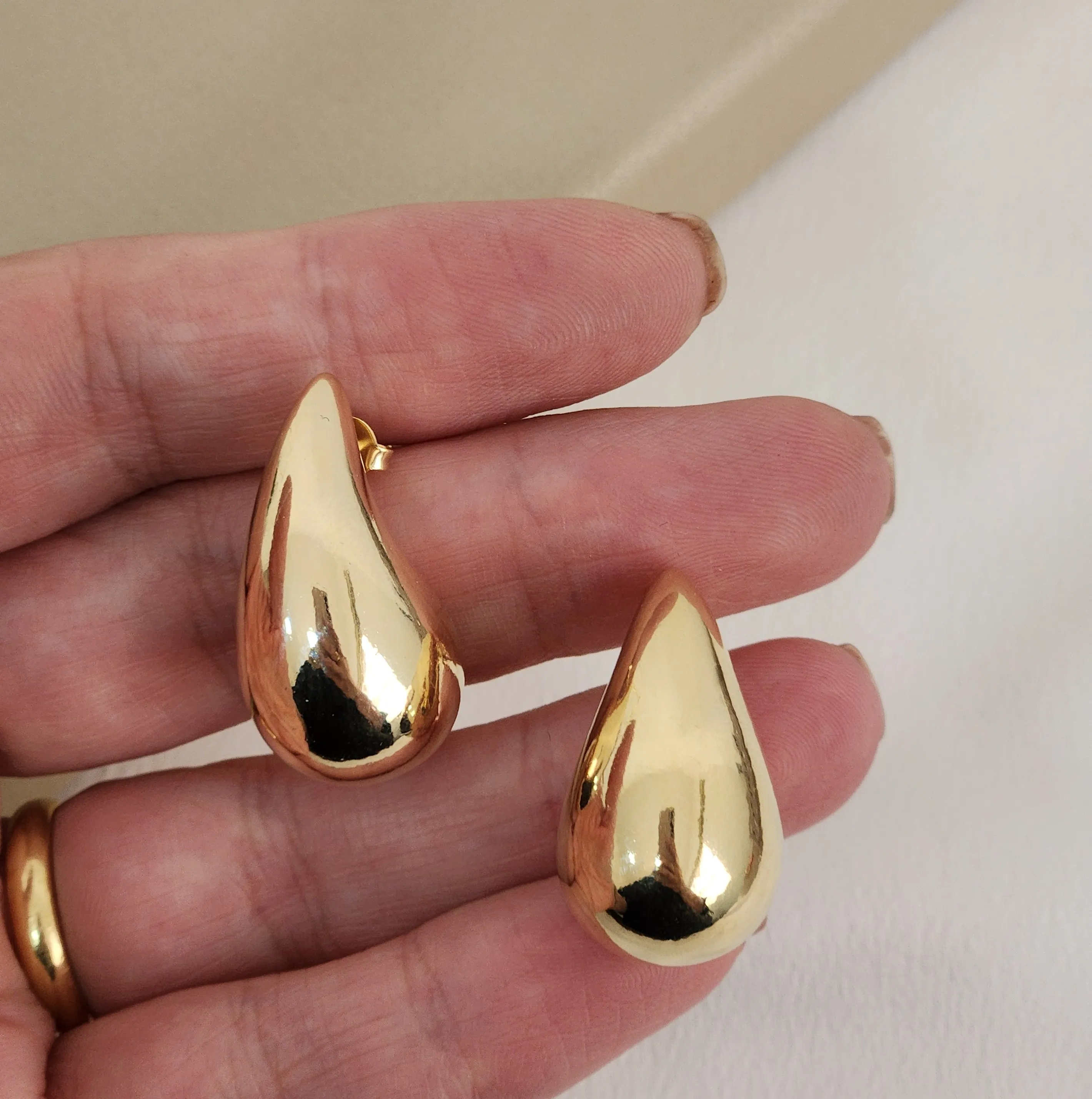 Brinco Gota Vírgula Lisa banhado Ouro 18k