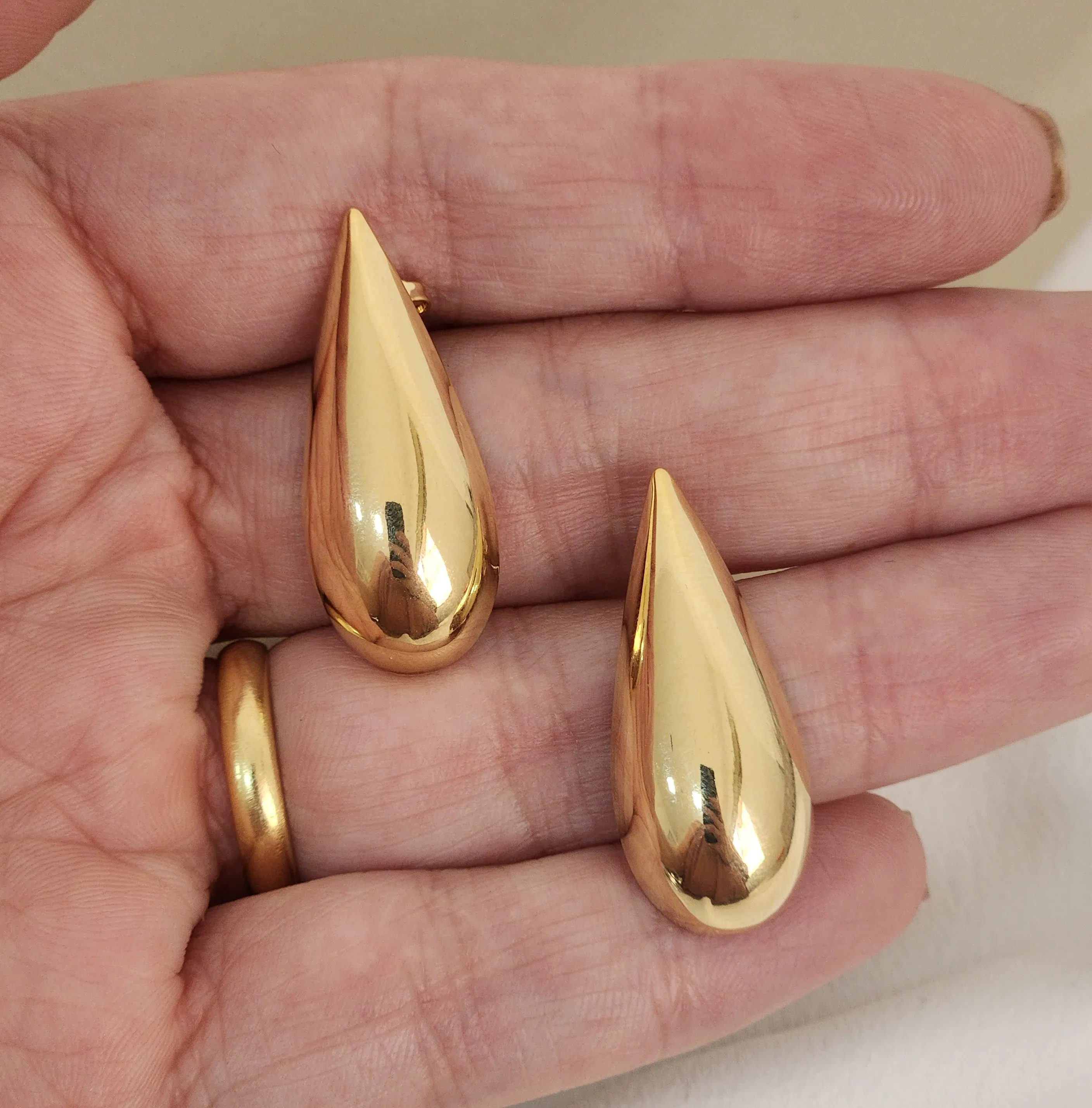 Brinco Gota Liso banhado Ouro 18k