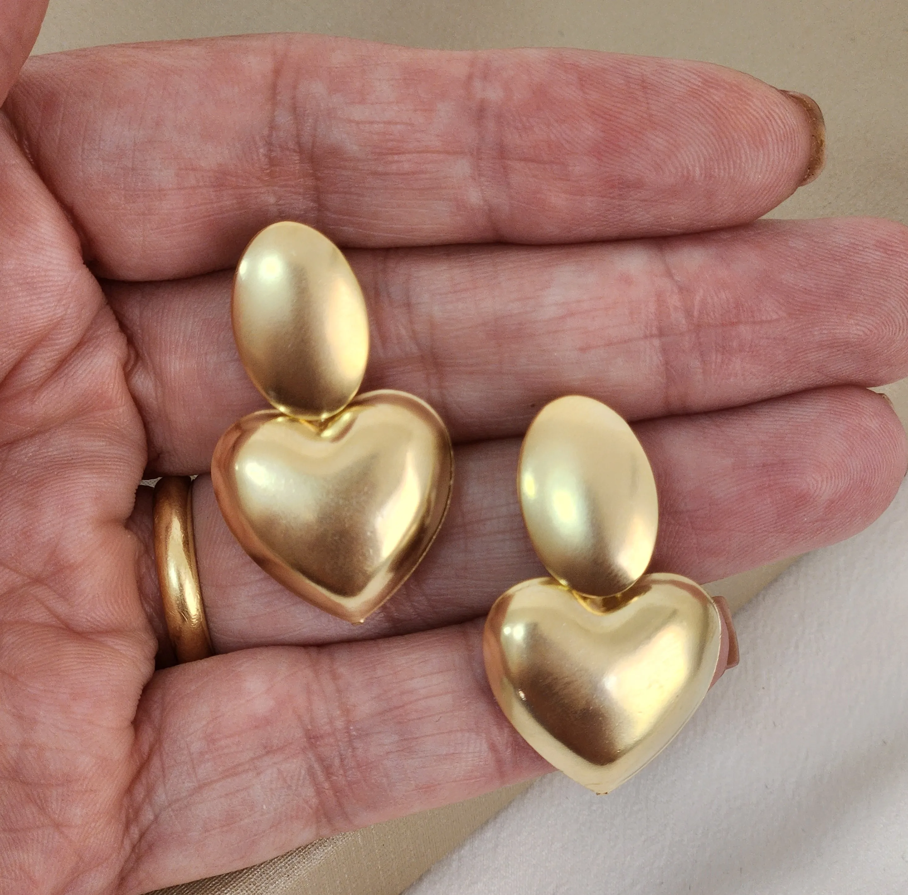 Brinco Coração Acetinado banhado Ouro 18k