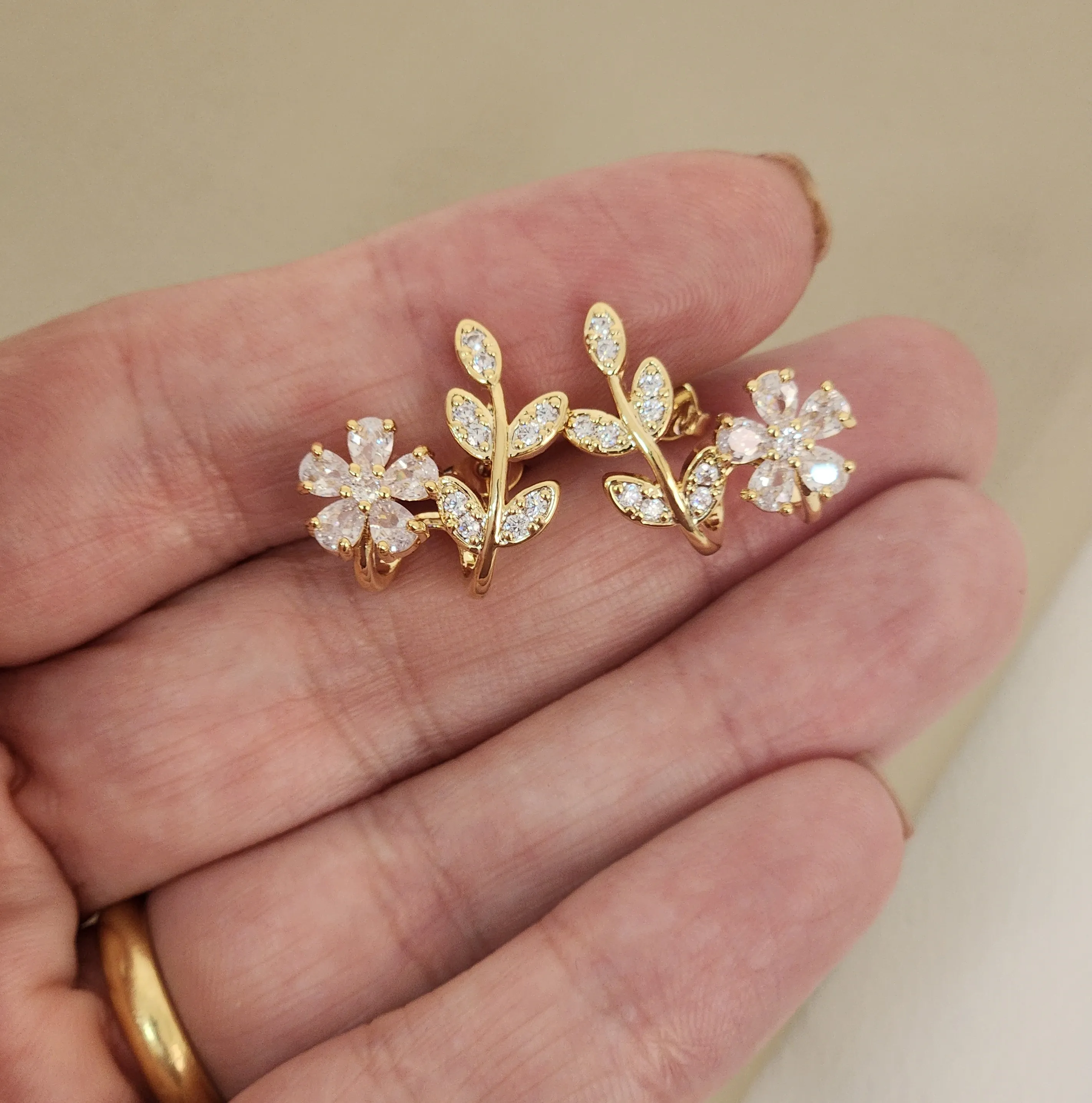 Brinco Flor Zircônia banhado Ouro 18k