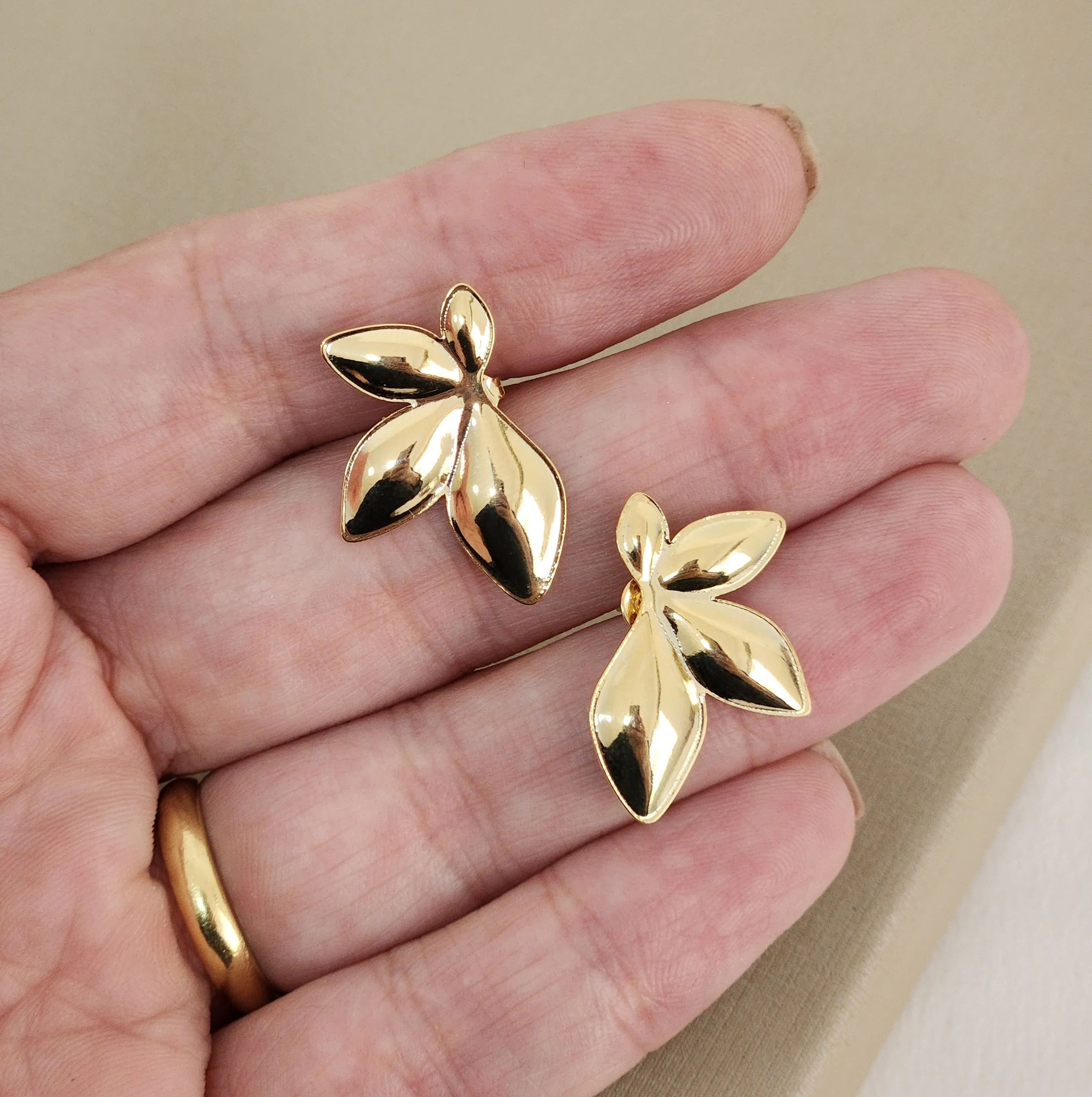 Brinco Pétalas Liso banhado Ouro 18k