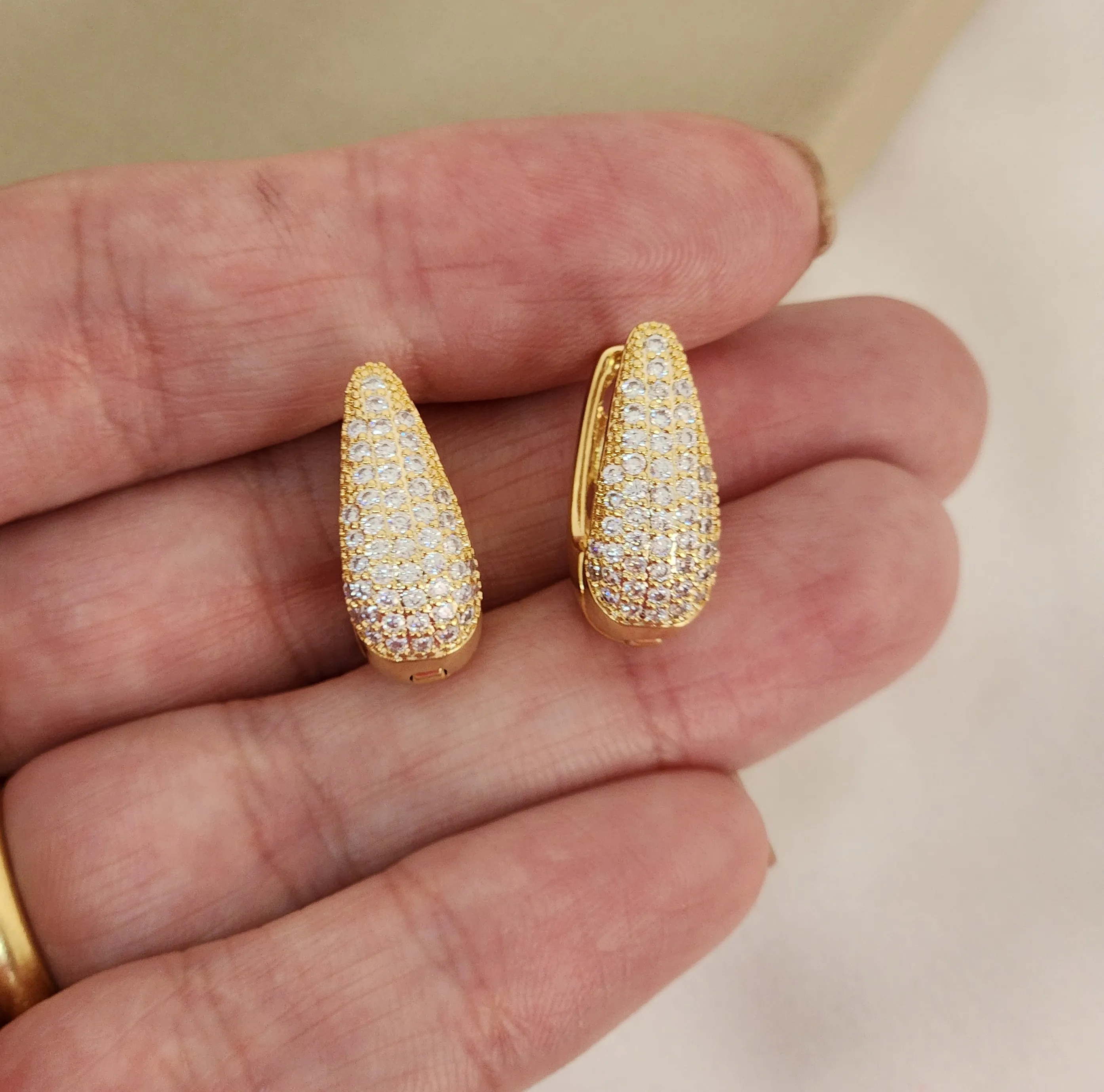 Brinco Gota Zircônia Cravejada banhado Ouro 18k
