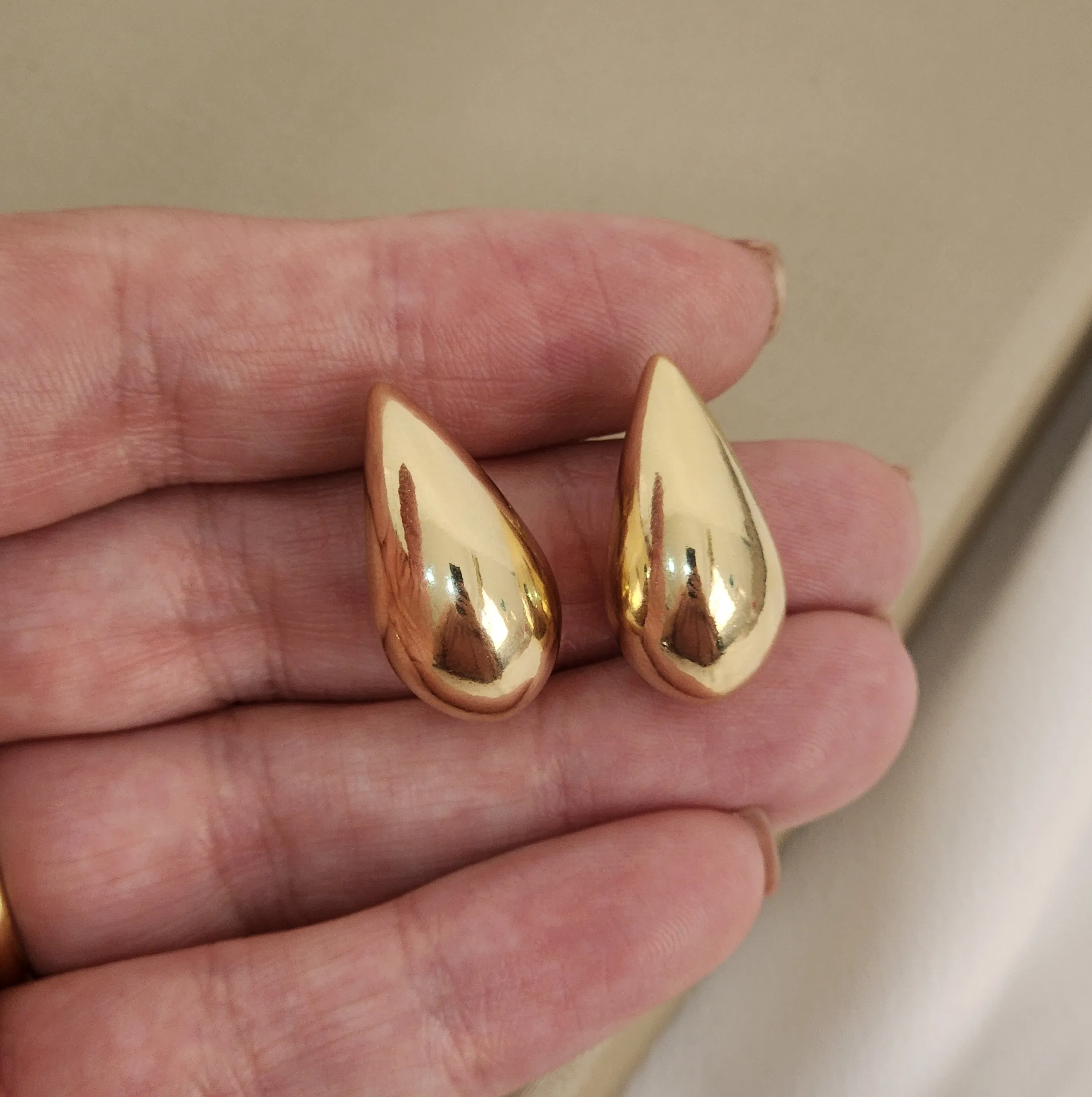 Brinco Gota Vírgula Lisa banhado Ouro 18k