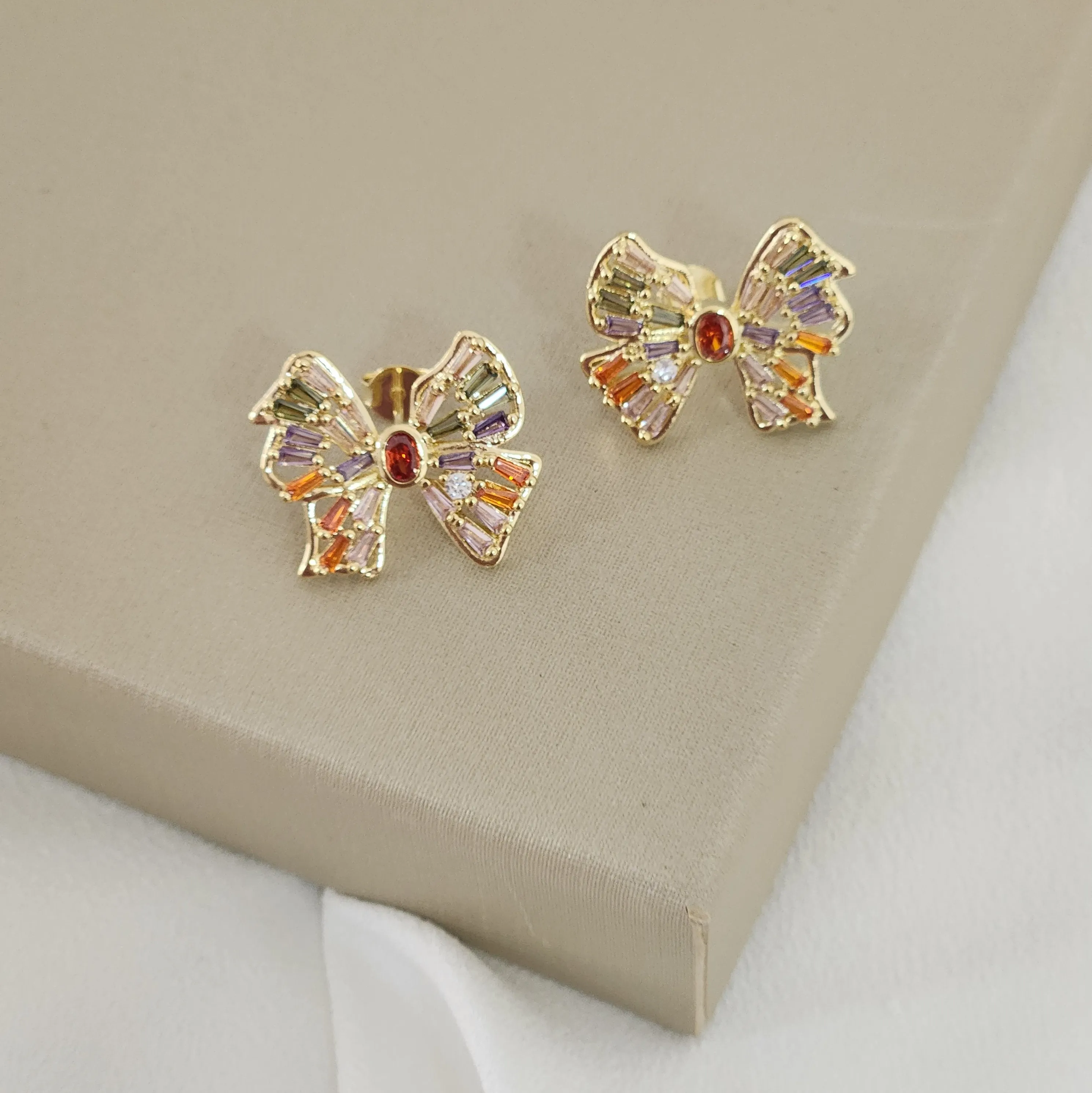 Brinco Borboleta Colorida banhada Ouro 18k