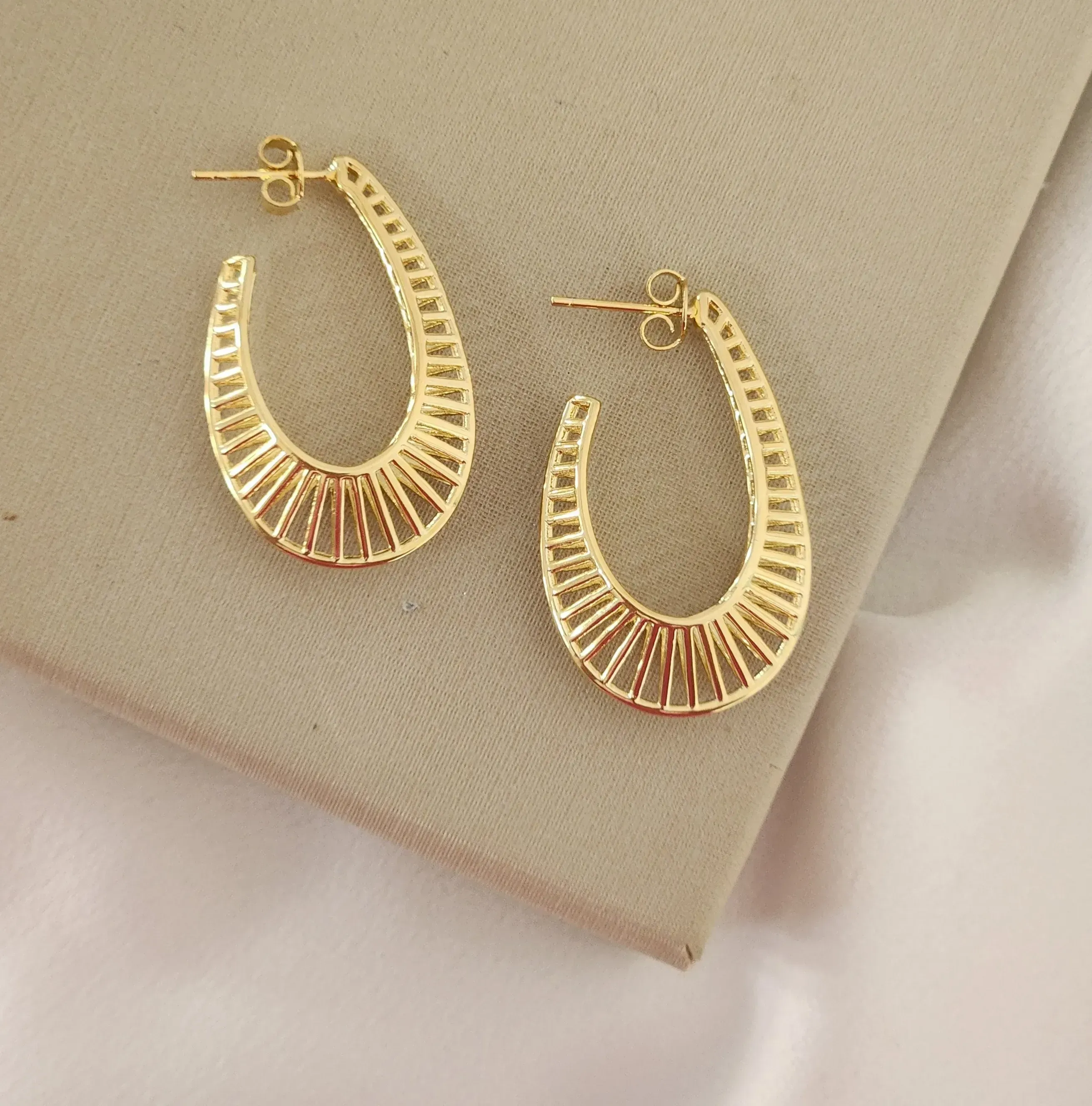Brinco Meia Argola Vazada banhado Ouro 18k
