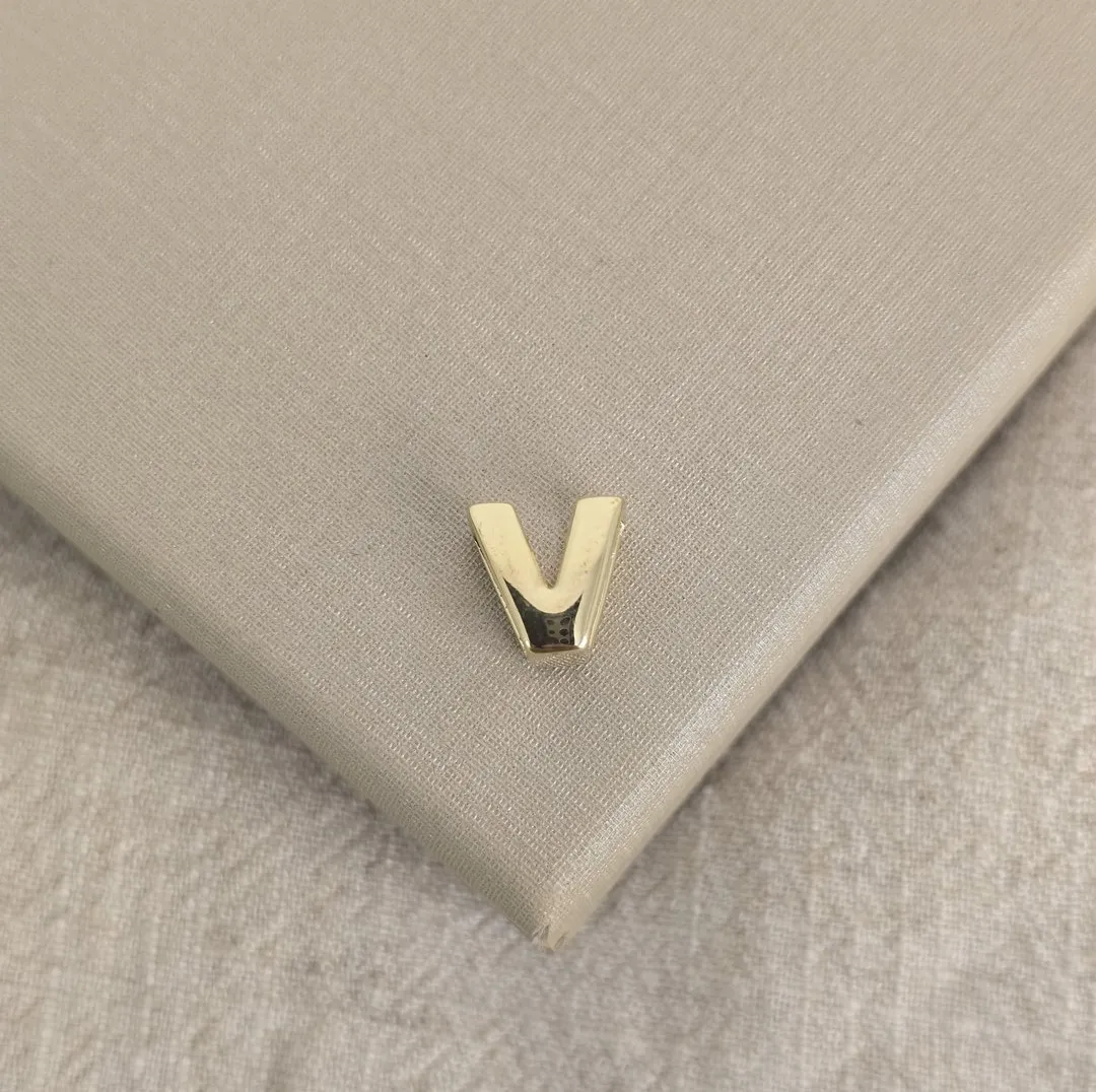 Pingente Letra V banhado ouro 18k