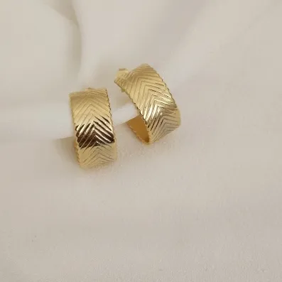 ARGOLA COM DETALHES TRABALHADOS