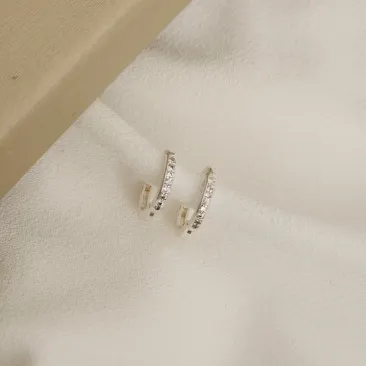 ARGOLA CRAVEJADO COM MICROZIRCÔNIA