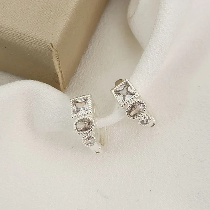 Argola Detalhes Geométricos Zircônia banhada Prata