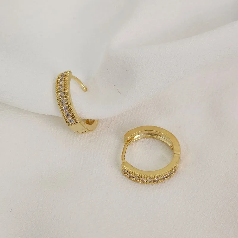Argola G Delicada Click Zircônia Microcravejada banhada Ouro 18K