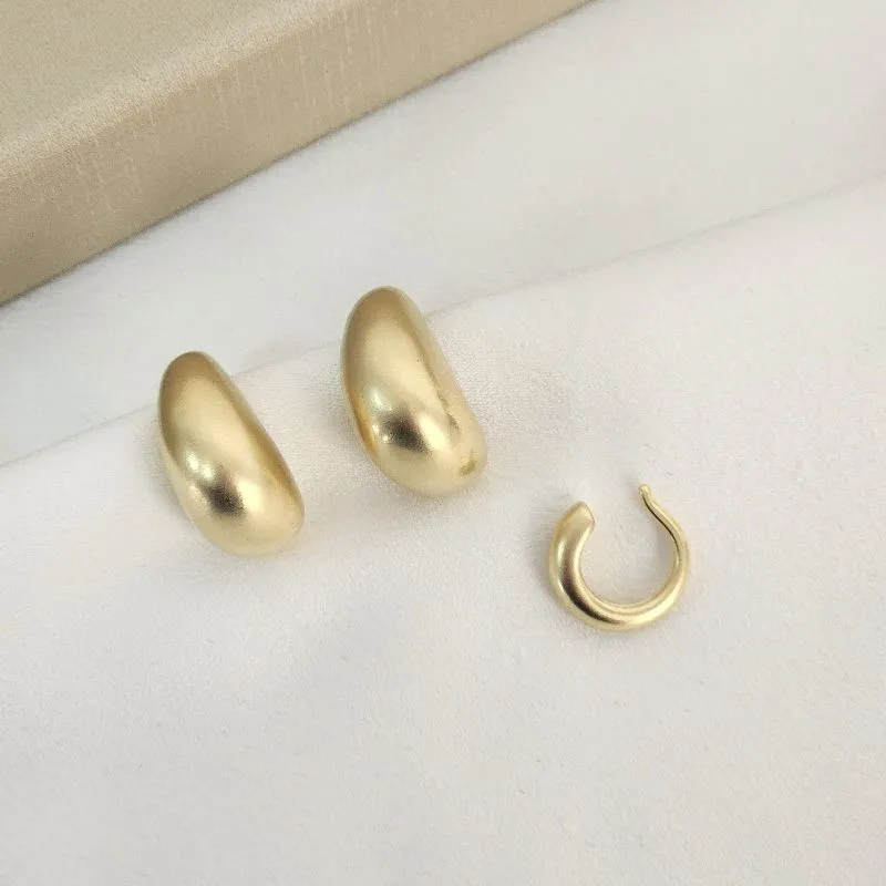 Brinco Acetinado Gota com Piercing Fake