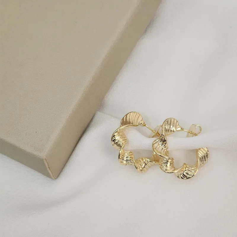 Brinco Argola Metal Trabalhado Torcido banhado Ouro 18k