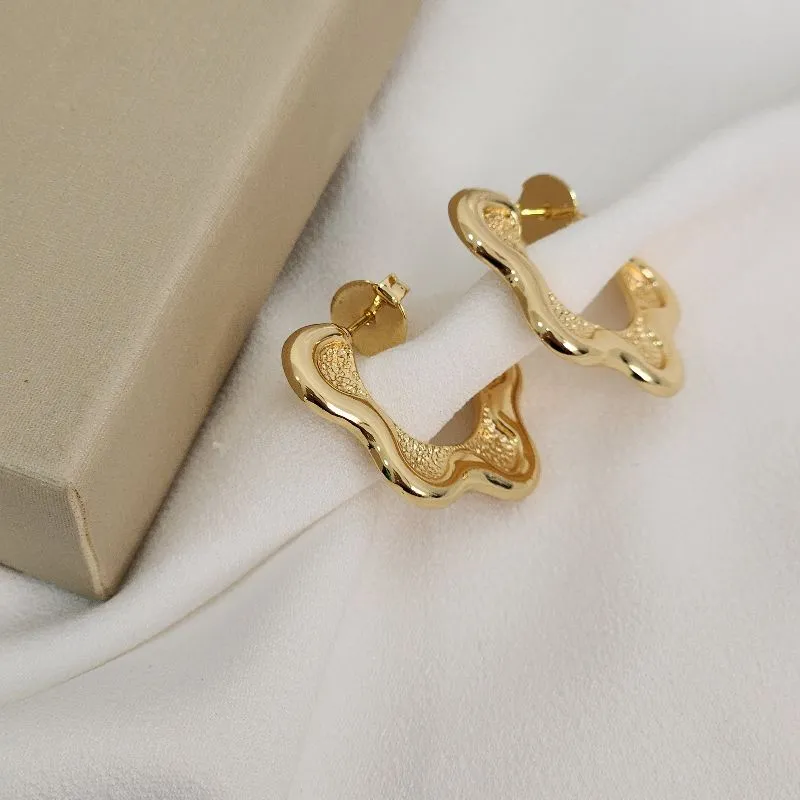 Brinco Argola Metal Trabalhado Torcido banhado Ouro 18k