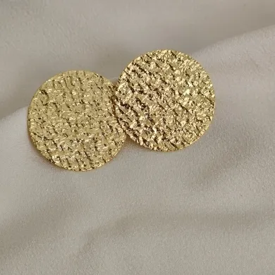 BRINCO CHAPADO COM DETALHES OURO 18K