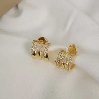 Brinco Cilíndrico Cravejado Zircônia Banhado a Ouro 18K 