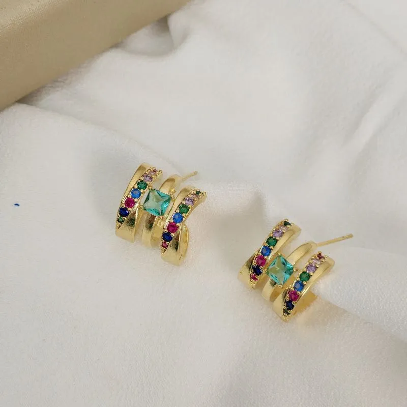 Brinco Cilíndrico Cravejado Zircônia Colorida Banhado a Ouro 18K