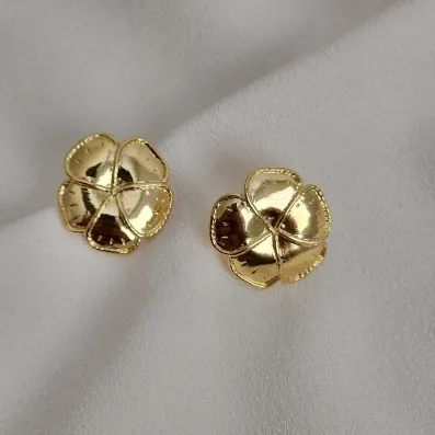 BRINCO DOURADO COM FORMATO FLOR