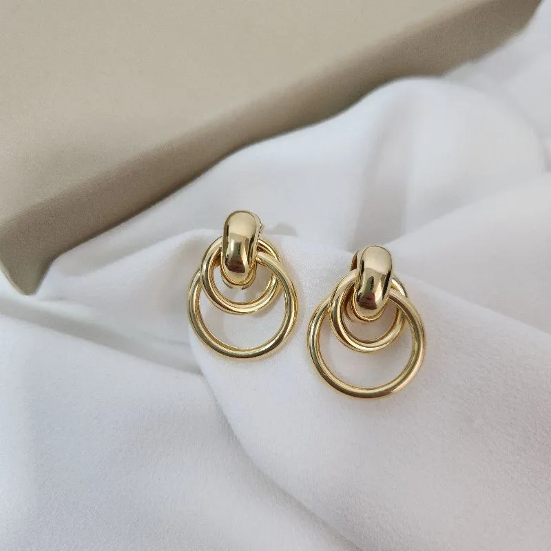 Brinco Elos Entrelaçados Metal banhado Ouro 18k