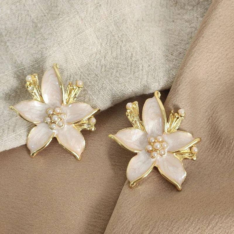 Brinco Flor Madrepérola Nude banhado Ouro 18k