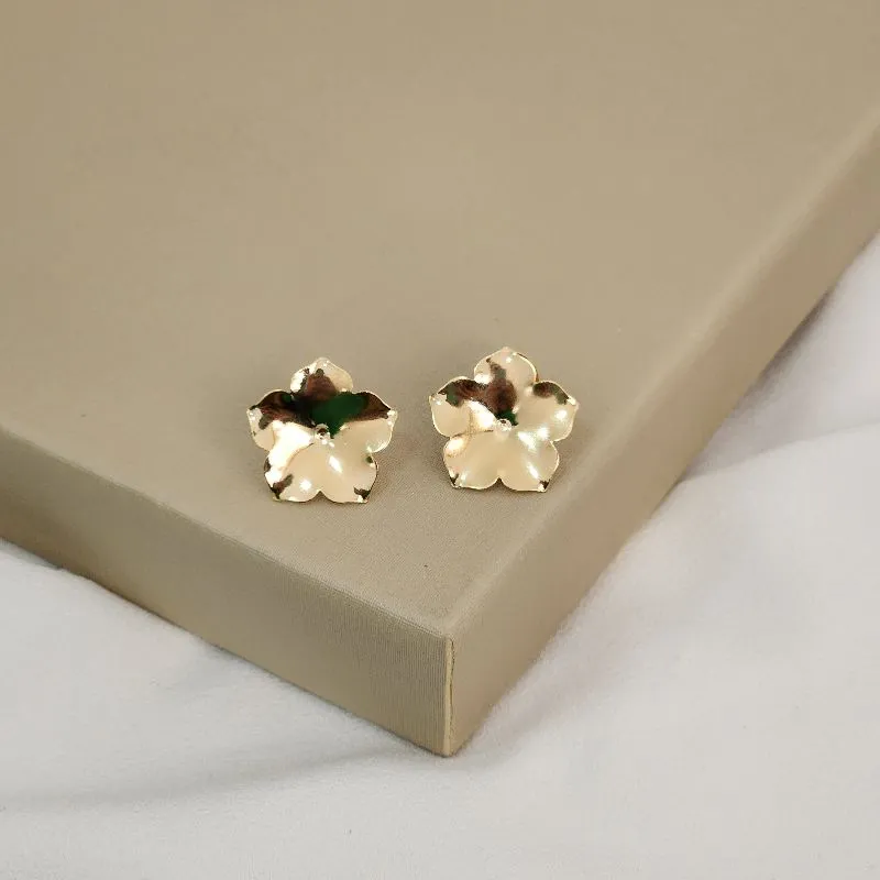 Brinco Flor Pequena Trabalhada Metal Liso banhada Ouro 18k