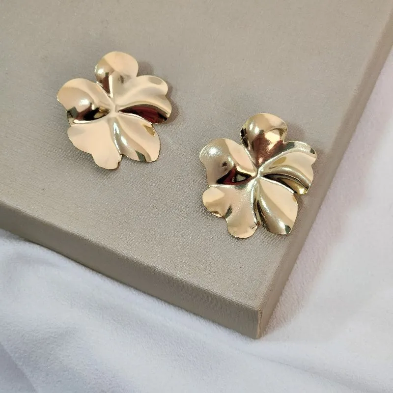 Brinco Flor Trabalhada Metal Liso banhada Ouro 18k