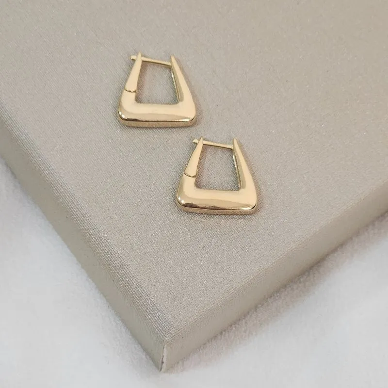 Brinco G Metal Liso Geométrico banhado Ouro 18k