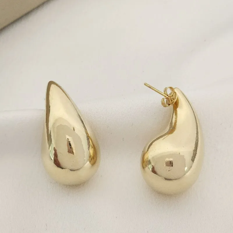 Brinco Gota Vírgula Lisa banhado Ouro 18k