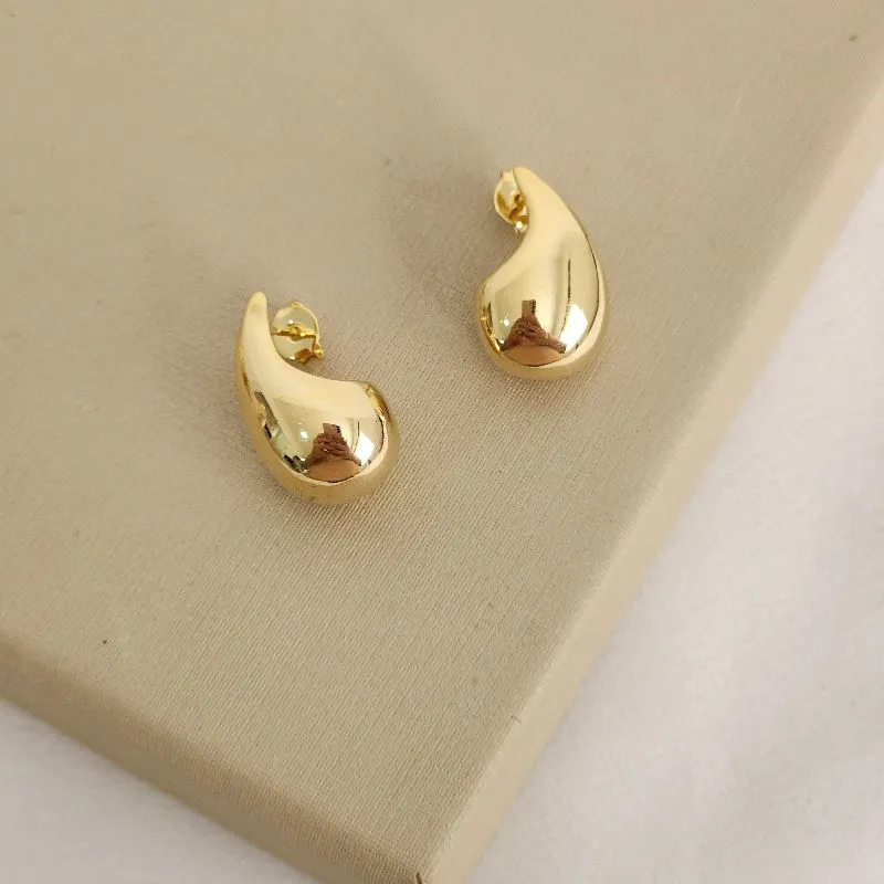 Brinco Gota Vírgula Pequeno banhado Ouro 18k
