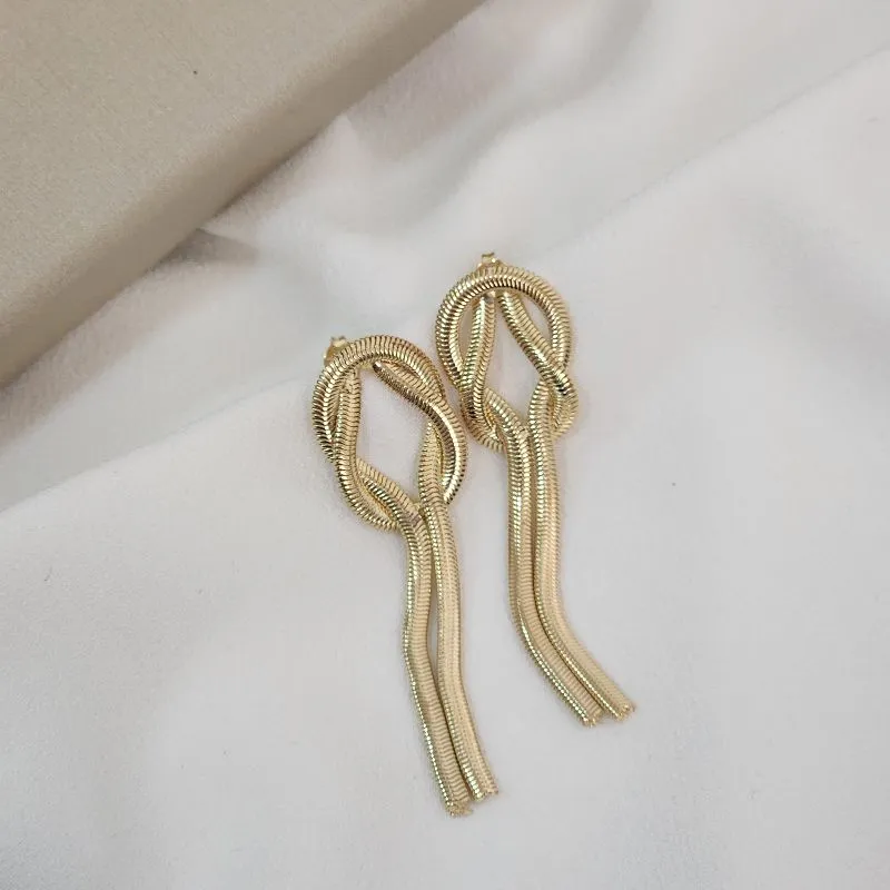Brinco Grande Corrente Maleável Detalhe Nó banhado Ouro 18K