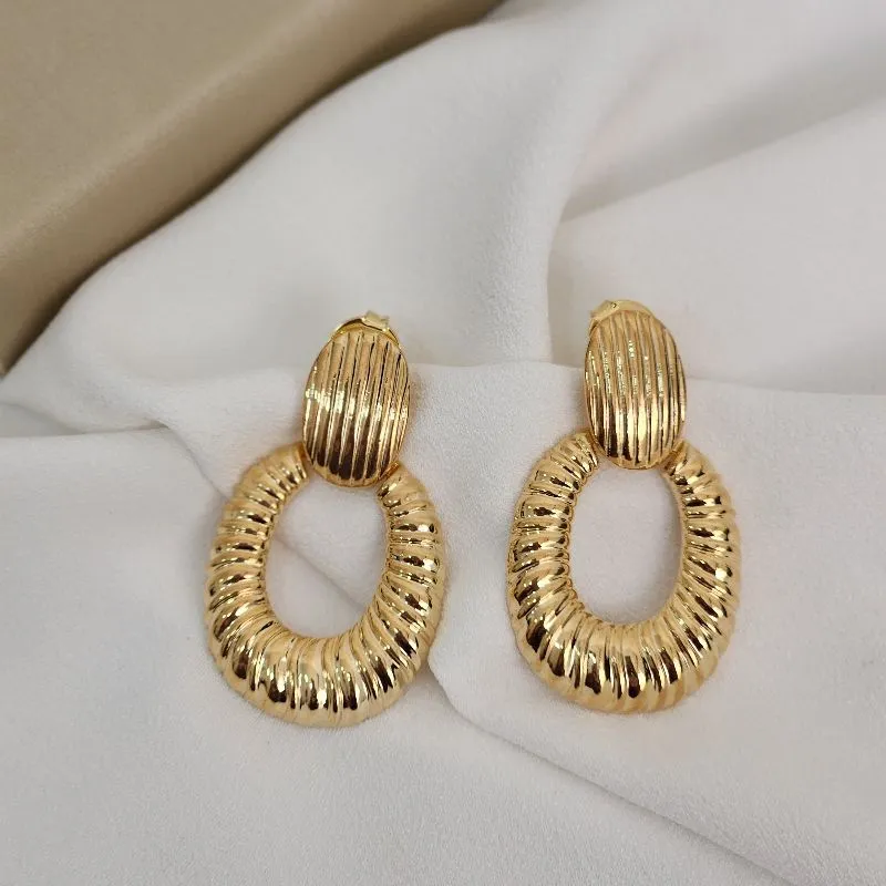 Brinco Grande Metal Trabalhado banhado Ouro 18k