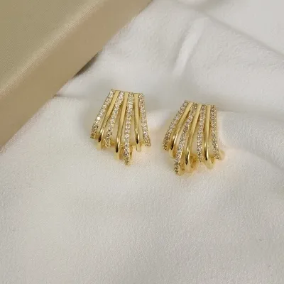 Brinco Leque Cravejado com Micro Zircônia Banhado a Ouro 18K