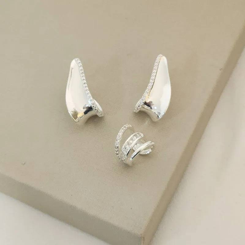 Brinco Liso com Detalhes Zircônia e Piercing Fake banhado Prata