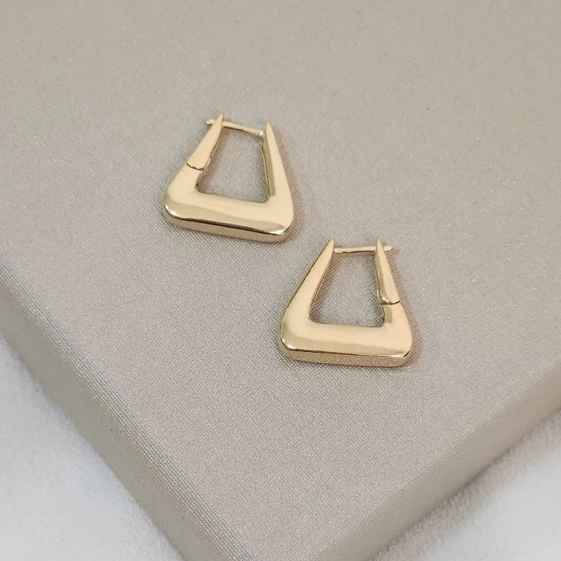Brinco M Metal Liso Geométrico banhado Ouro 18k