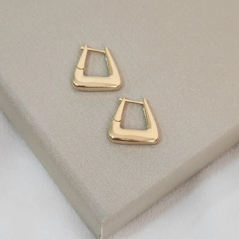 Brinco P Metal Liso Geométrico banhado Ouro 18k