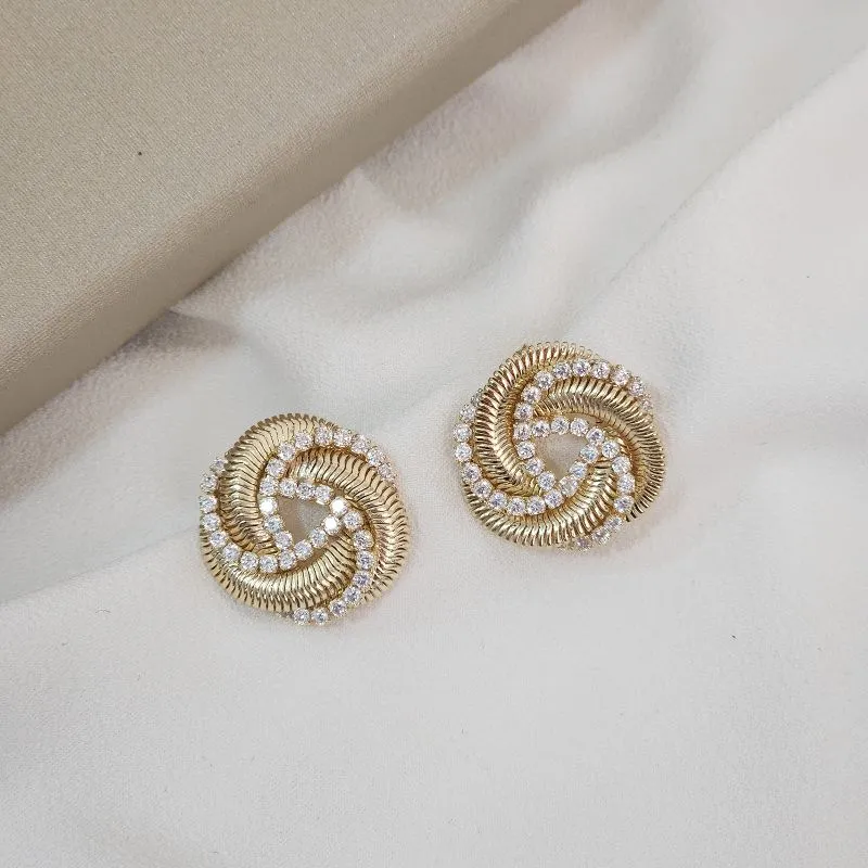 Brinco malha delicada com detalhes zircônia cristal banhado Ouro 18K