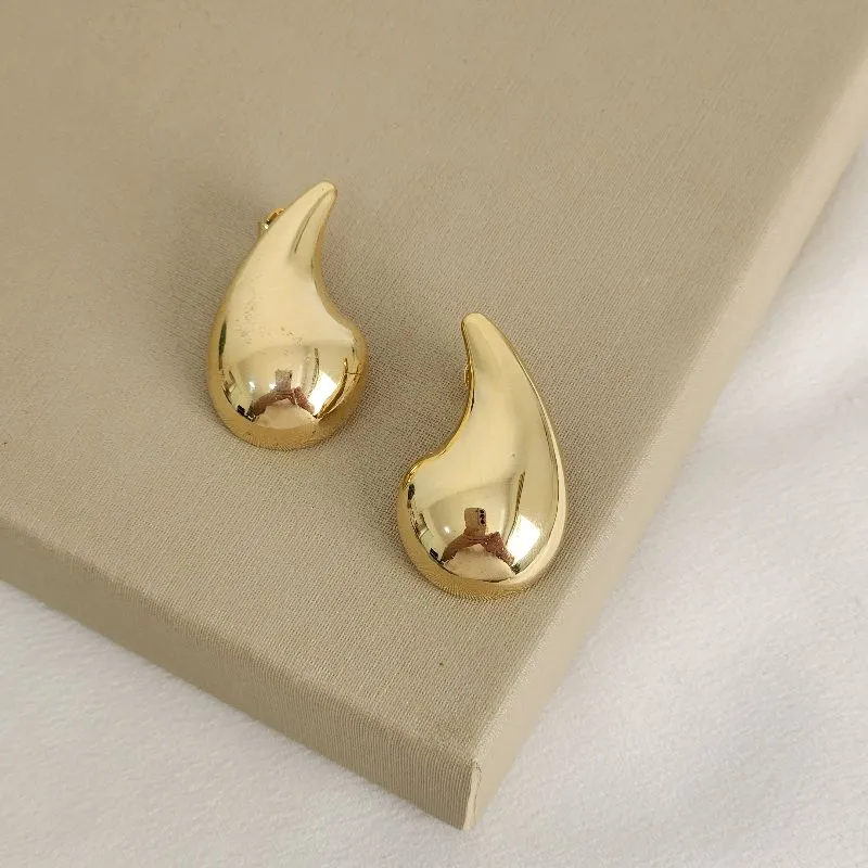 Brinco Médio Gota Vírgula banhado Ouro 18k