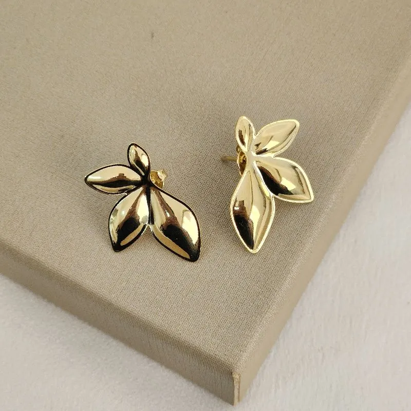 Brinco Pétalas Liso banhado Ouro 18k