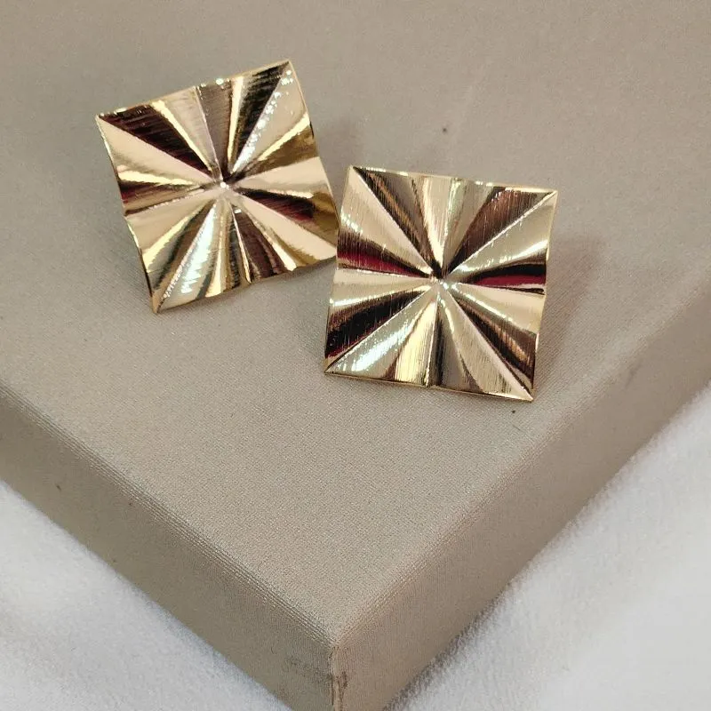 Brinco Quadrado Metal Trabalhado banhado Ouro 18k