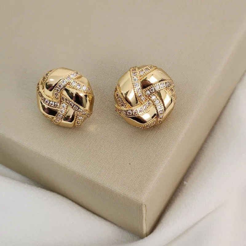 Brinco Redondo Metal Trabalhado Zircônia banhado Ouro 18k