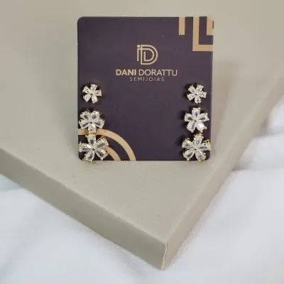 Brinco Trio Flor Pedra Zircônia Banhado a Ouro 18K