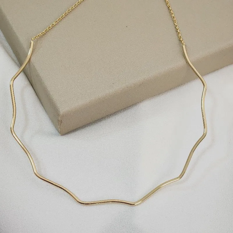 Colar Aro Fino  Detalhes Metal banhado Ouro 18K