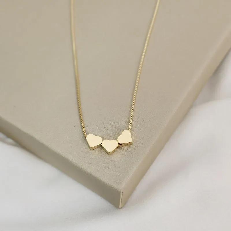 Colar Médio Delicado Três Corações Metal banhado Ouro 18k