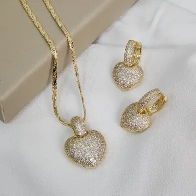 Conjunto cravejado de zirconia cristal formato coração  - Ouro 18k