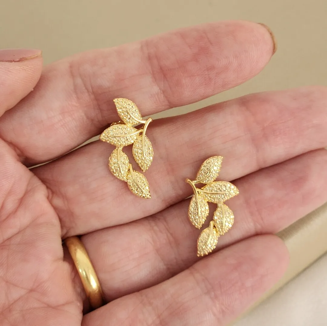 Brinco Medio Flor com Detalhes no Metal