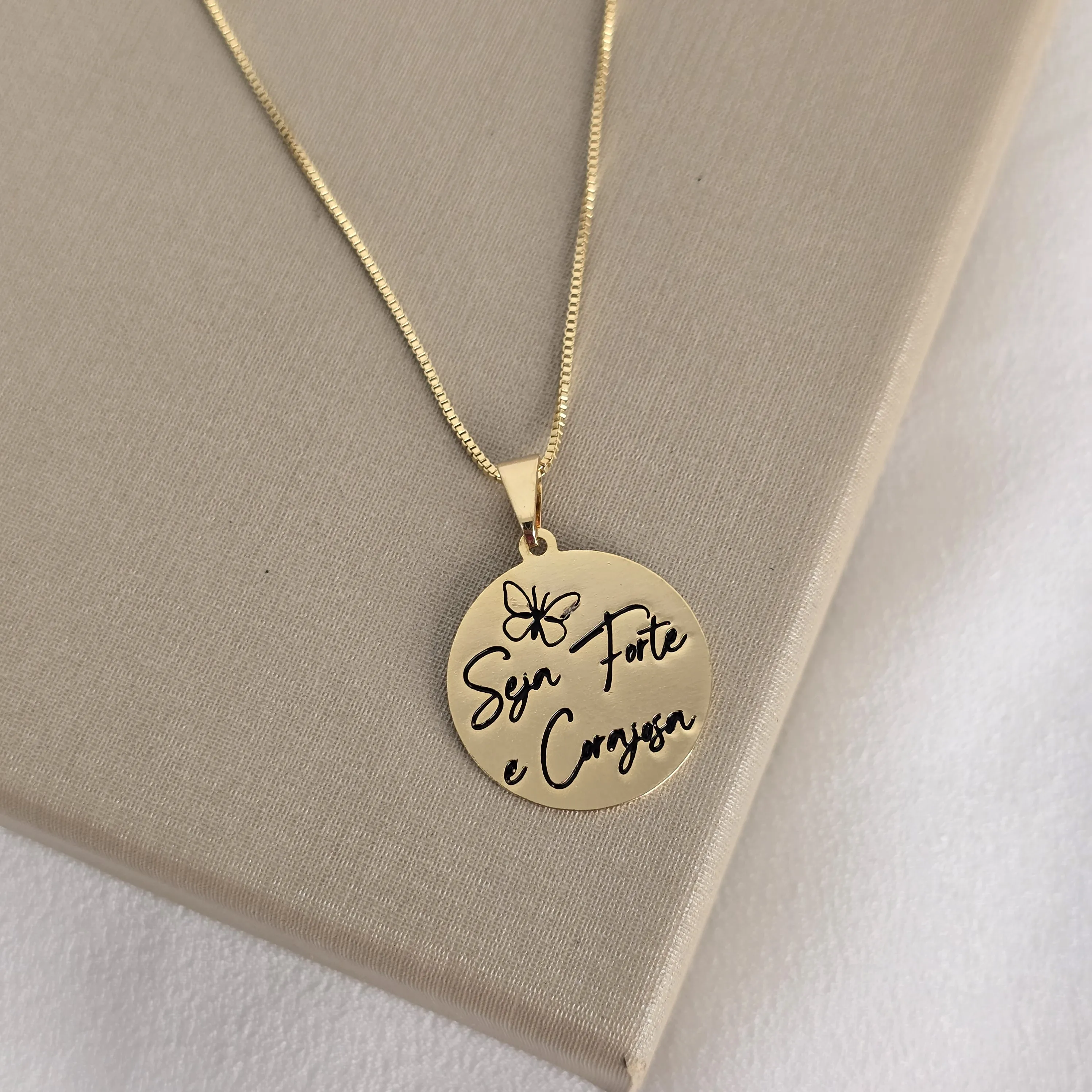 Colar Pingente Seja Forte e Corajosa - Banhado Ouro 18k
