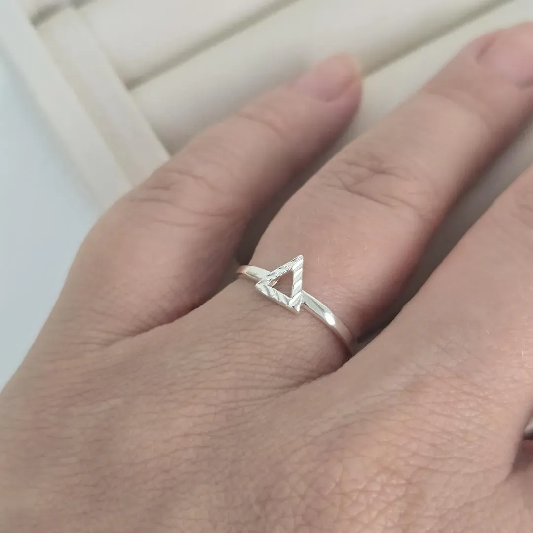 Anel Triangulo Riscado Pequeno