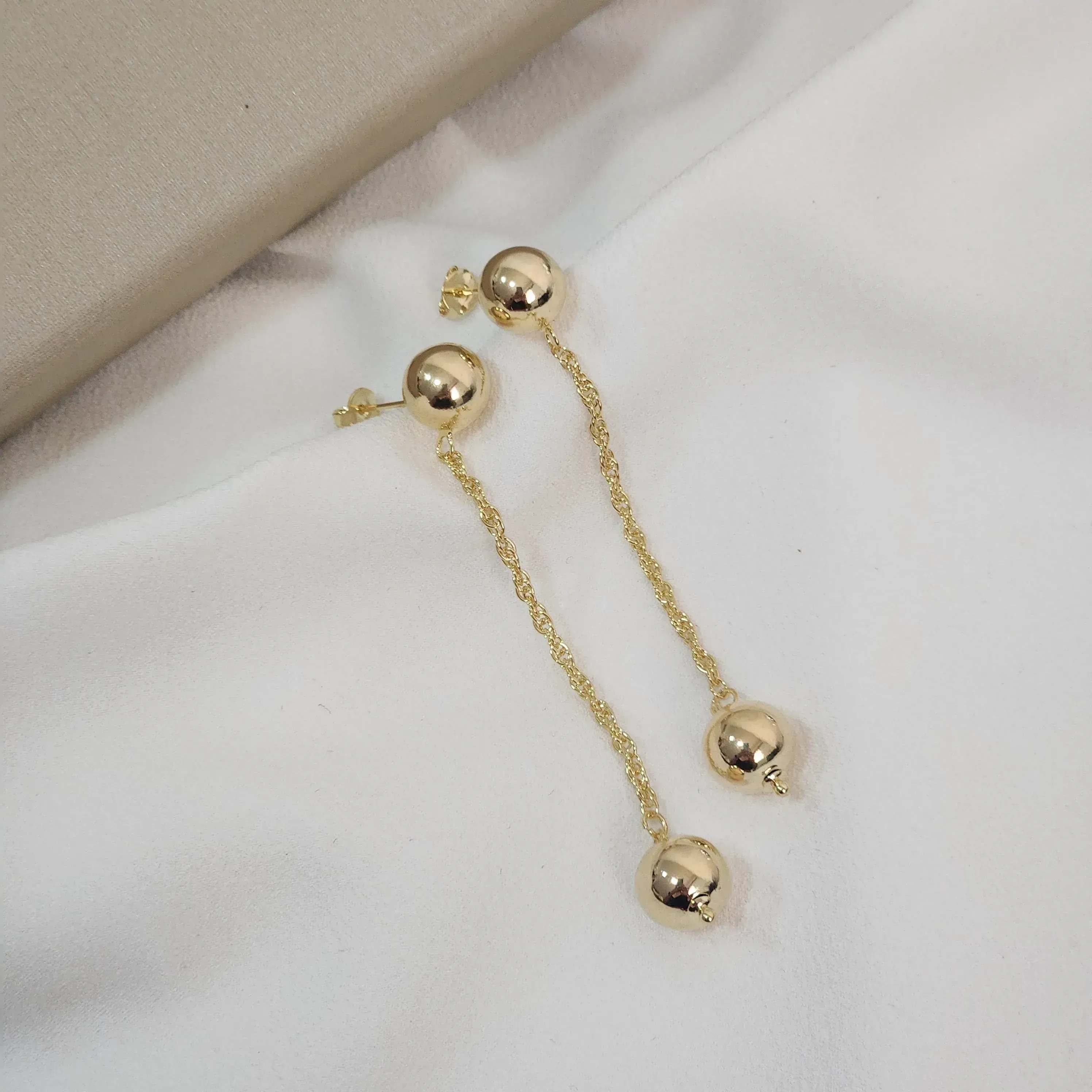 Brinco Bolinhas Longo Corrente Torcida banhado Ouro 18k
