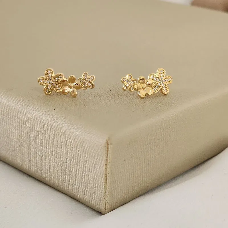 Brinco Delicado Flor Zircônia banhado Ouro 18k