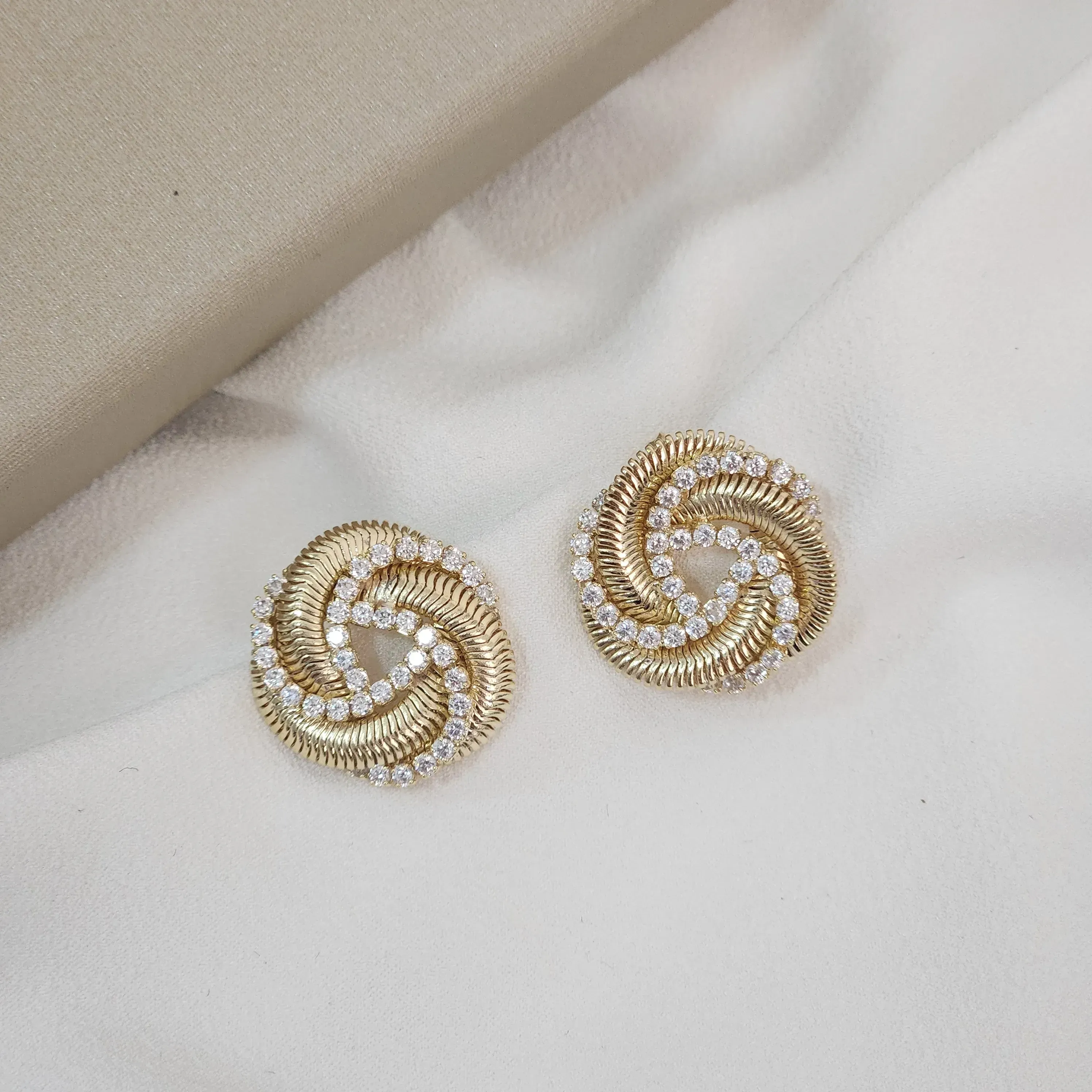 Brinco Detalhe Nó Fio Malha Zircônia banhado Ouro 18k