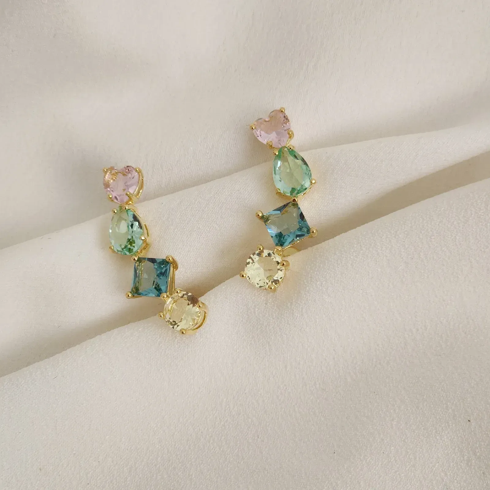 BRINCO EARCUFF COM PEDRAS COLORIDAS